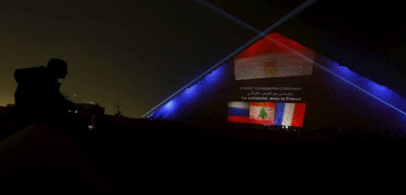 إضاءة الأهرامات بالأعلام “اللبنانية والفرنسية والروسية” تنديدا بالإرهاب
