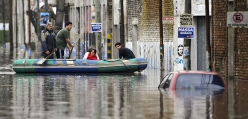 الفيضانات العارمة تشرد نحو 20 ألف شخص شمال الأرجنتين