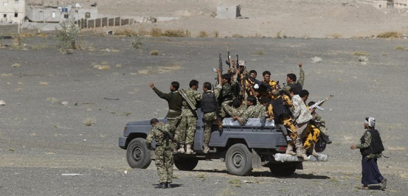 الجيش اليمنى يستعيد السيطرة على معسكر الخنجر الاستراتيجى