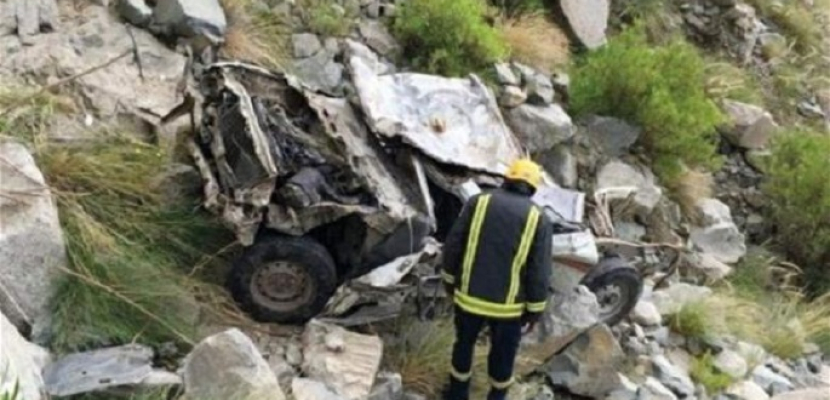 نجاة عجوز سعودي سقطت سيارته من قمة جبل