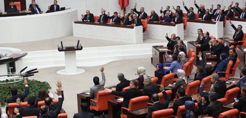 البرلمان التركي يوافق على مد الطوارئ 3 شهور تشمل فترة إجراء الانتخابات البرلمانية والرئاسية