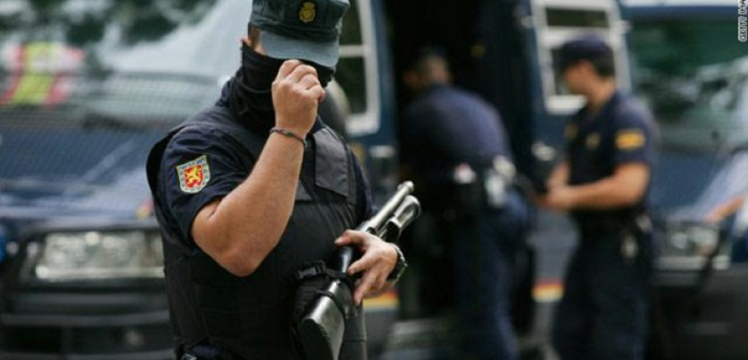 الشرطة الأسبانية تحتجز 20 ألف بدلة عسكرية موجه لتنظيمات جهادية
