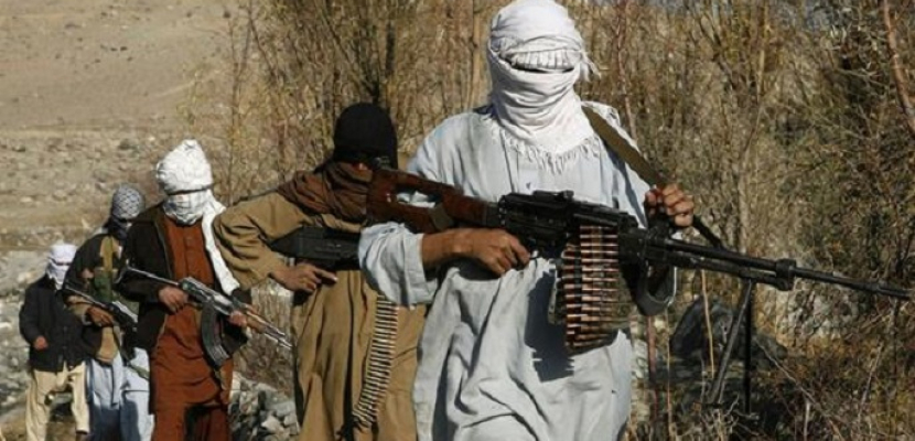 مسلحون من طالبان يقتحمون قاعدة عسكرية أفغانية ويأسرون عشرات الجنود