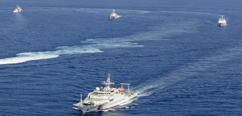 سفينتان حربيتان أمريكيتان تبحران قرب جزر في بحر الصين الجنوبي