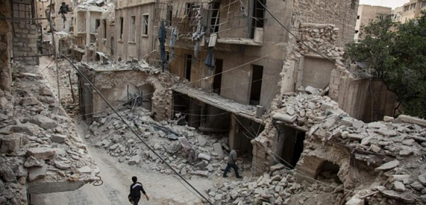 مروحيات عسكرية سورية تسقط منشورات في حلب لإجلائها من السكان