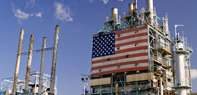 زيادة مفاجئة في مخزونات النفط الخام الأمريكية وتراجع البنزين