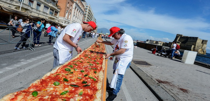 خبز أطول بيتزا في العالم في نابولي الإيطالية