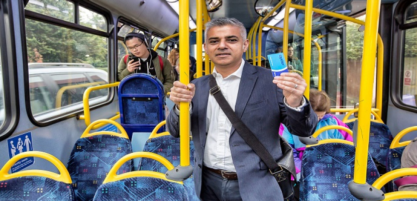 عمدة لندن الجديد يتوجه إلى مقر عمله مستقلا حافلة