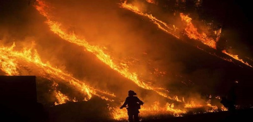 عمليات إجلاء للسكان بسبب حرائق الغابات فى كاليفورنيا