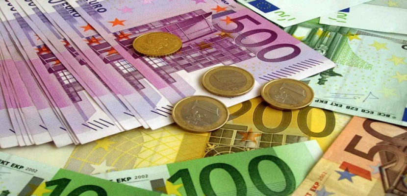 اليورو يقترب من أعلى مستوى في عامين ونصف العام