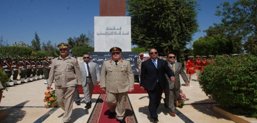 وزير الدفاع ينيب قادة الجيوش بوضع أكاليل من الزهور على النصب التذكاري