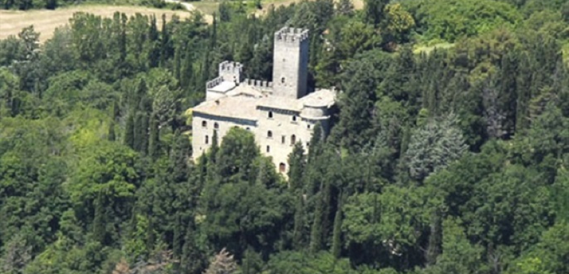 عرض قلعة من القرون الوسطى للبيع في إيطاليا