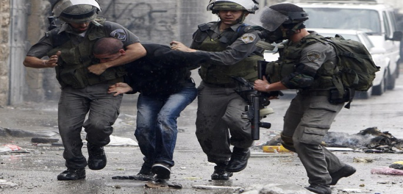 اعتقال 10 فلسطينيين في الضفة الغربية بينهم أقرباء منفذ عملية “حلميش”
