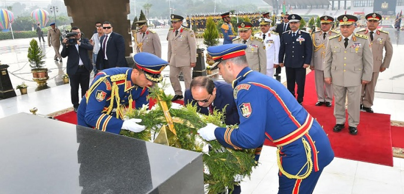 بالصور- السيسي يضع إكليلا من الزهور على قبر الجندى المجهول بمناسبة ذكرى تحرير سيناء