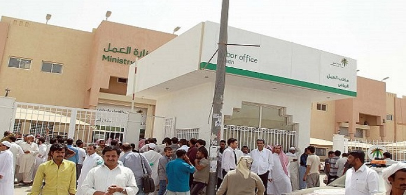 صحيفة سعودية: وقف إصدار أو تجديد العقود الخاصة بالوافدين لمن تجاوز اعمارهم 40 عام