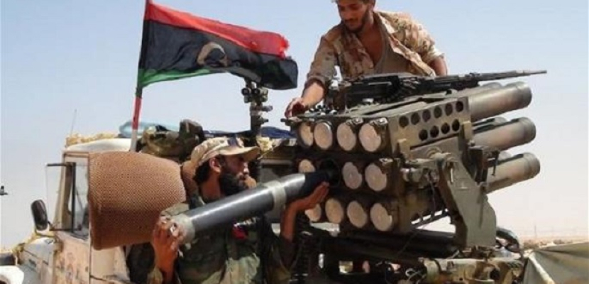 الجيش الليبي يستهدف شاحنة مفخخة قبل تفجيرها غربي بنغازي