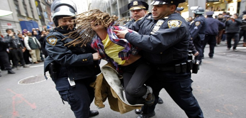 شرطة نيويورك تلقى القبض على متظاهرين أمام برج “ترامب”