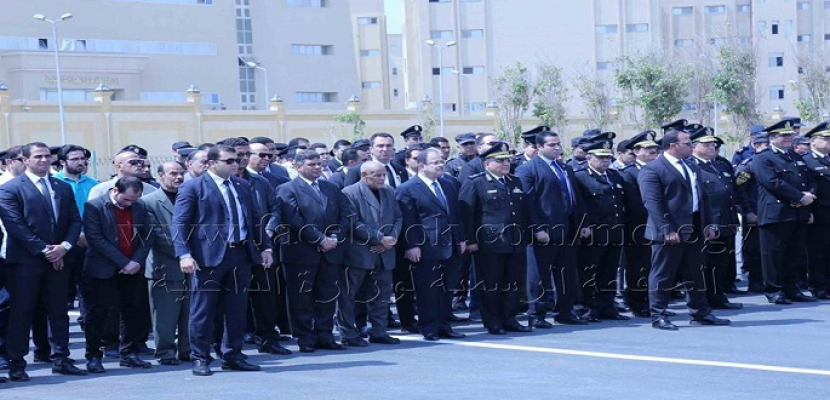 بالصور- وزير الداخلية يتقدم مُشيّعي الجنازة العسكرية لشهيد الواجب الوطني بشمال سيناء