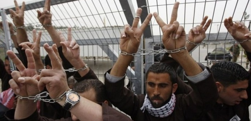 إضراب الأسرى الفلسطينيين يدخل يومه الثانى .. وإجراءات إسرائيلية تعسفية