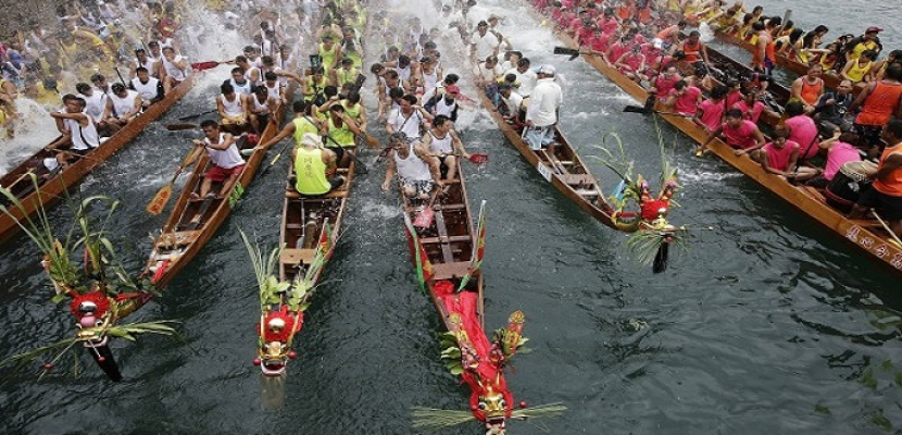 الصينيون يحتفلون بمهرجان قوارب التنين