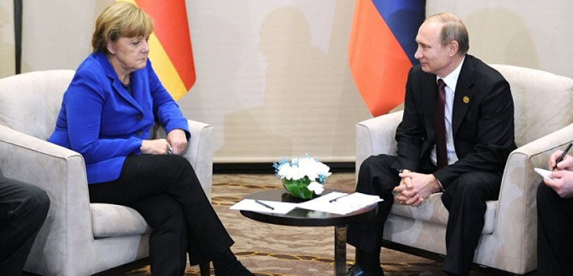 الكرملين: بوتين بحث مع ميركل احتمال إنتاج “لقاح مشترك” ضد كورونا