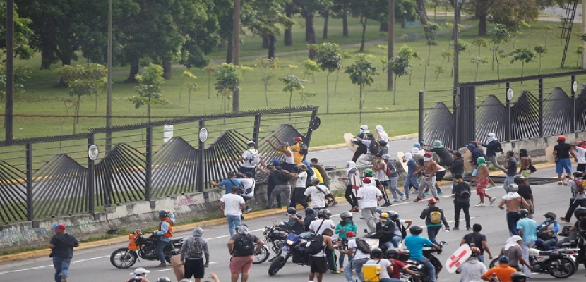 إصابة اثنين من قادة المعارضة في فنزويلا خلال مسيرة مناهضة للحكومة