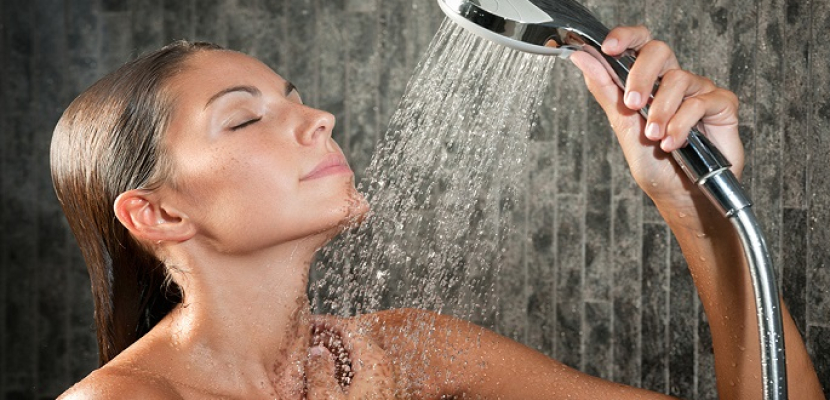 فوائد الاستحمام بالماء البارد لصحة الشعر والبشرة