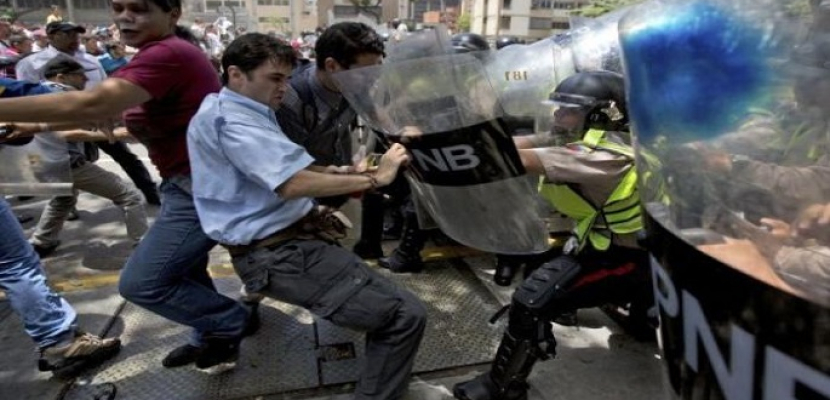 رئيس فنزويلا يتعهد باستفتاء وارتفاع قتلى الاضطرابات إلى 62