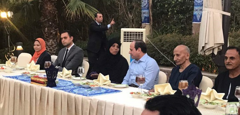بالصور .. الرئيس السيسى يتناول الإفطار مع مجموعة من المواطنين