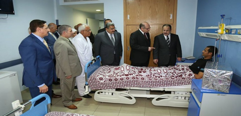 بالصور … وزير الداخلية يزور رجال الشرطة المصابين بمستشفى الشرطة