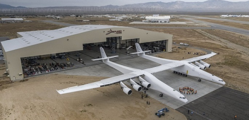أكبر طائرة في العالم تخرج من مرآبها لأول مرة
