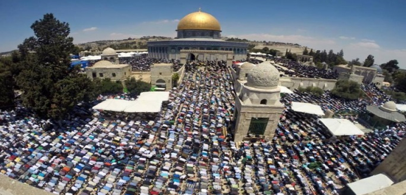 120 ألف مصل يؤدون صلاة الجمعة الأولى من رمضان في المسجد الأقصى