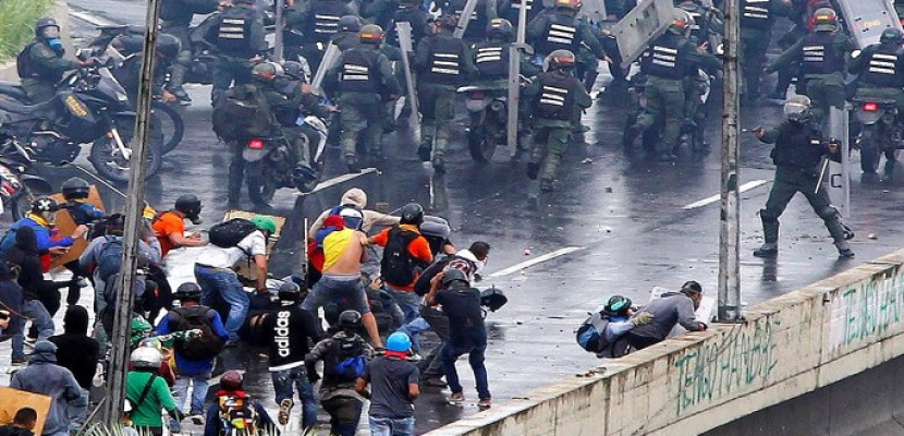 مقتل ثلاثة في اشتباكات مع دخول إضراب فنزويلا يومه الثاني