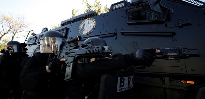الشرطة الفرنسية تطلق النار على مسلح هاجمها في باريس