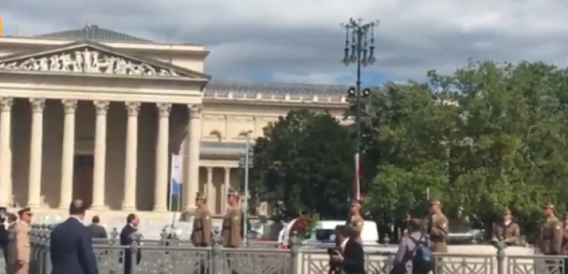 الرئيس السيسى يستهل نشاطه فى بودابست بزيارة النصب التذكارى للجندى المجهول
