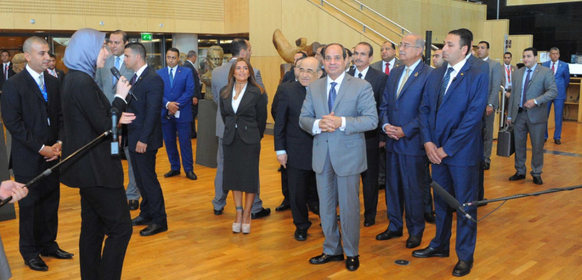 بالفيديو.. الرئيس السيسي يقوم بجولة بمكتبة الإسكندرية