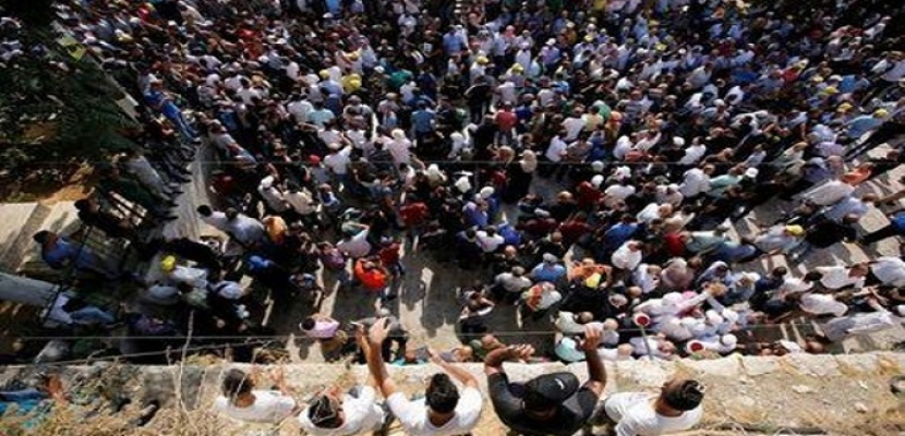دخول آلاف للصلاة بالمسجد الأقصى واشتباكات مع الشرطة الإسرائيلية تسفر عن وقوع مصابين