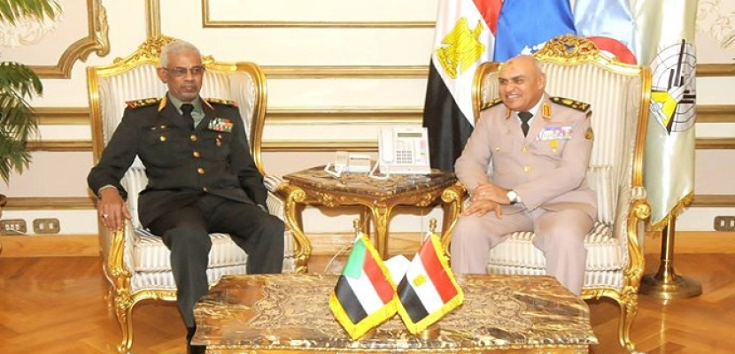 وزير الدفاع يبحث مع نظيره السوداني سبل تعزيز العلاقات الثنائية بين البلدين