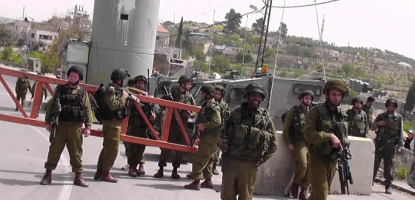الاحتلال الإسرائيلي يغلق المدخل الشمالي للقدس ويحتجز 3 حافلات بركابها
