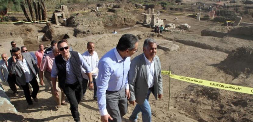وزير الآثار يتفقد مقبرة “خوى” من الأسرة الخامسة بجبانة سقارة