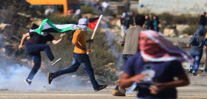 اندلاع مواجهات عنيفة بين فلسطينيين وقوات الاحتلال ..والالاف يتظاهرون بأنحاء فلسطين