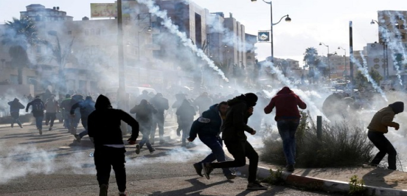 مصابون في اشتباكات بين متظاهرين فلسطينيين والقوات الإسرائيلية في الضفة الغربية وغزة