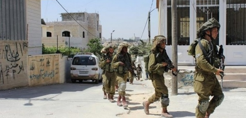 قوات الاحتلال الإسرائيلي تعتقل فلسطينية وابنتها وتقتحم عدة منازل في جنين
