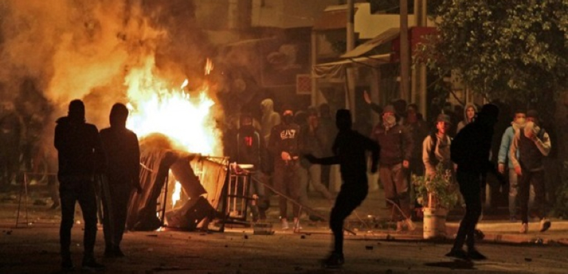 تجدد احتجاجات تونس بعد هدوء يومين .. والشرطة تستخدم الغاز لتفريق المتظاهرين