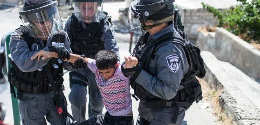 إصابة صبي فلسطيني برصاص الاحتلال و اعتقاله شمال القدس
