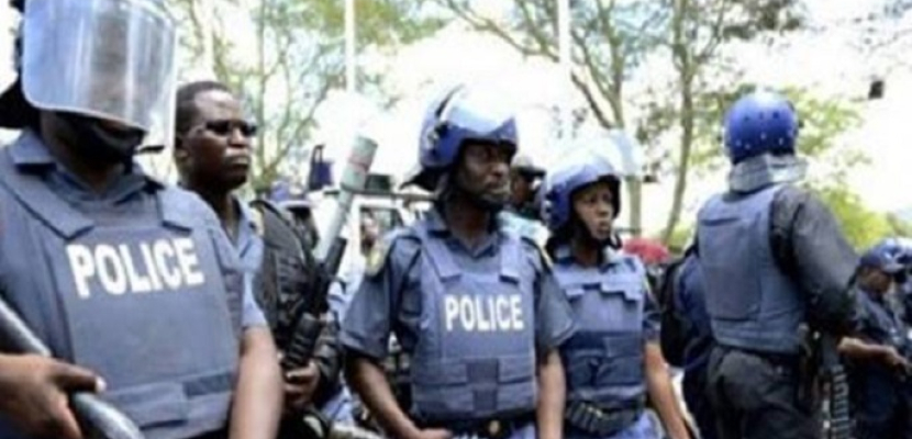 زيمبابوي تقيل أكثر من 30 من قيادات الشرطة