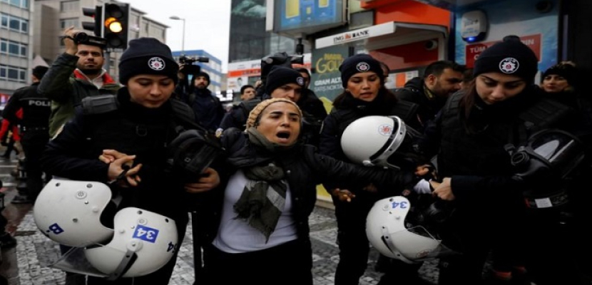 الشرطة التركية تفرق محتجين مؤيدين للأكراد وتعتقل 12