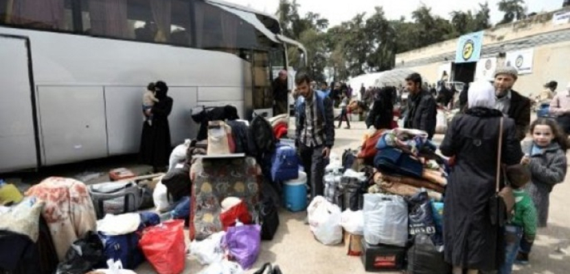 وصول قافلة تقل نحو 400 طفل وامرأة من مخيم اليرموك إلى إدلب شمالي سوريا