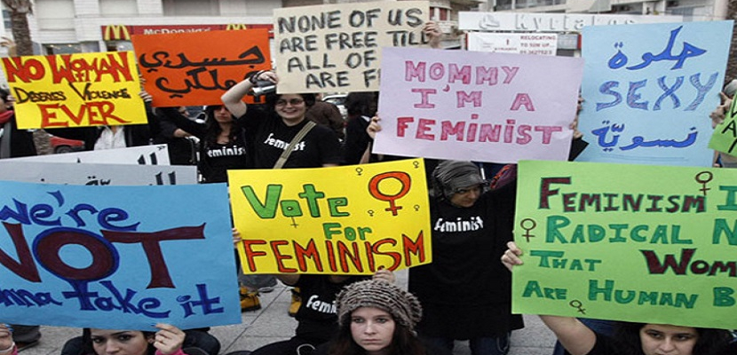 أفضل اللافتات التي رفعتها المرأة على مدار 50 عاما من الاحتجاجات النسوية