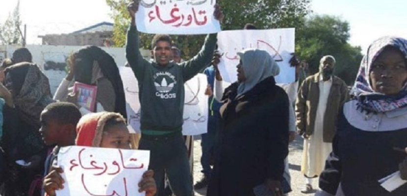 سكان تاورغاء الليبية يتظاهرون في الصحراء مطالبين بإعادتهم إلى منازلهم